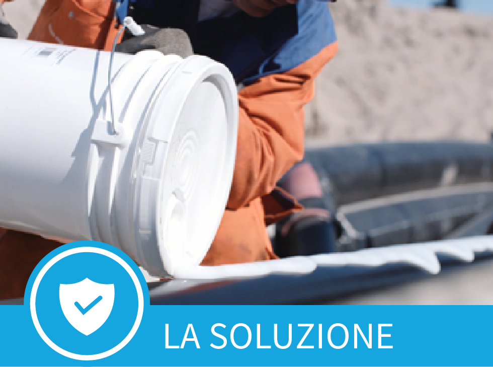 Il lubrificante Polywater NN viene versato su un cavo ad alta tensione durante il tiraggio del cavo.